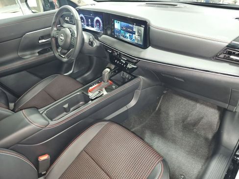 Used 2025 Nissan Kicks SR image 17