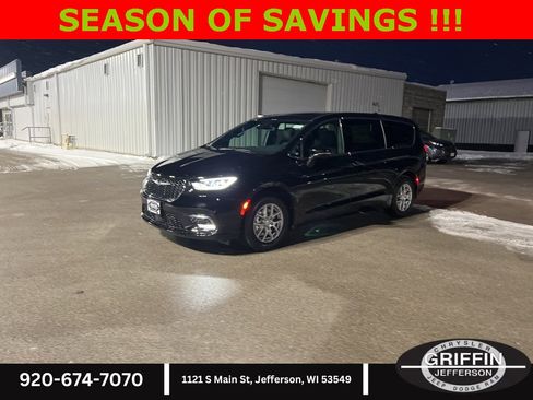 New 2026 Chrysler Pacifica Select image 2