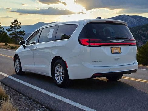 Used 2023 Chrysler Pacifica Touring-L image 5