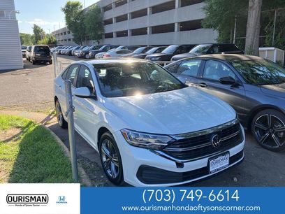Used 2023 Volkswagen Jetta SE w/ Panoramic Sunroof Package