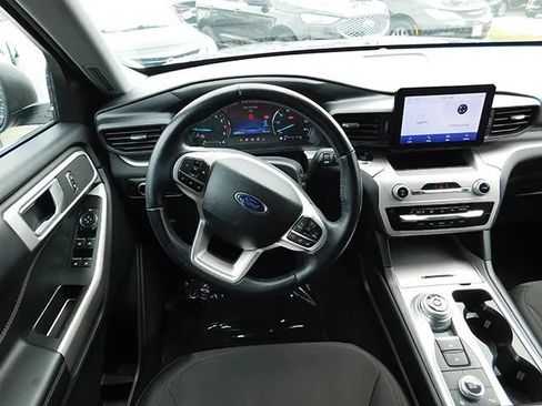 Used 2023 Ford Explorer XLT AWD/4WD image 15