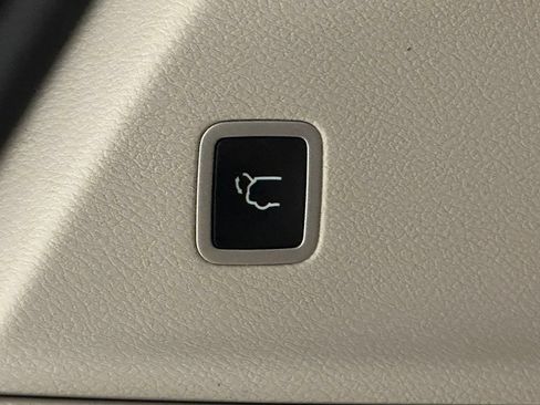 Used 2023 Chrysler Pacifica Touring-L FWD image 11