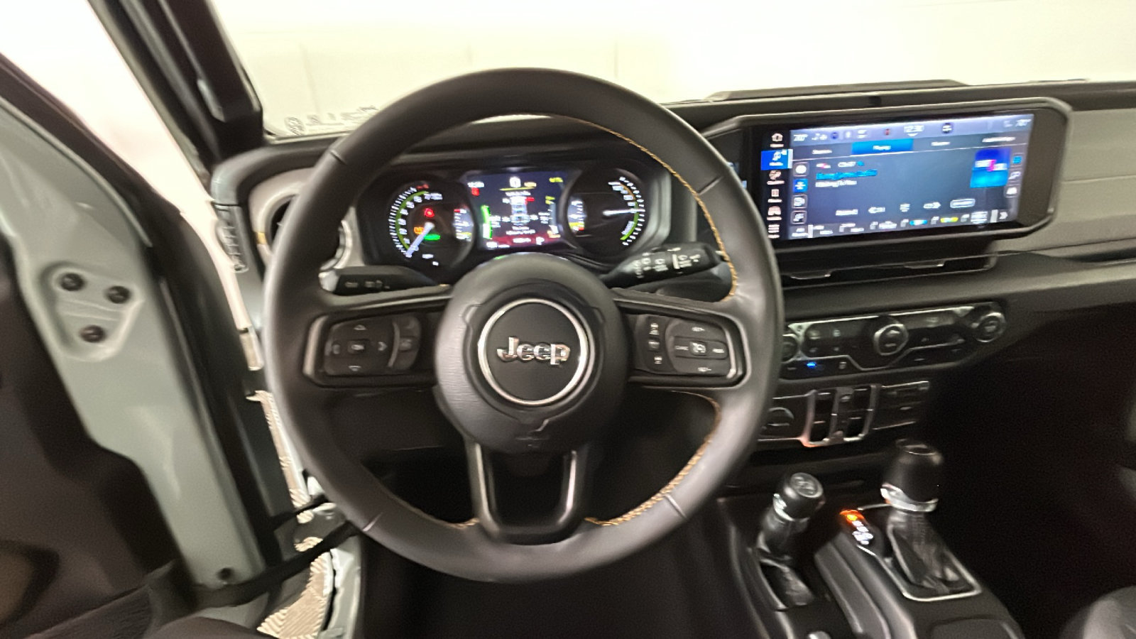 Used 2024 Jeep Wrangler Unlimited w/ Convenience Group AWD/4WD image 17