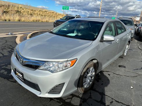 Used 2013 Toyota Camry LE image 2