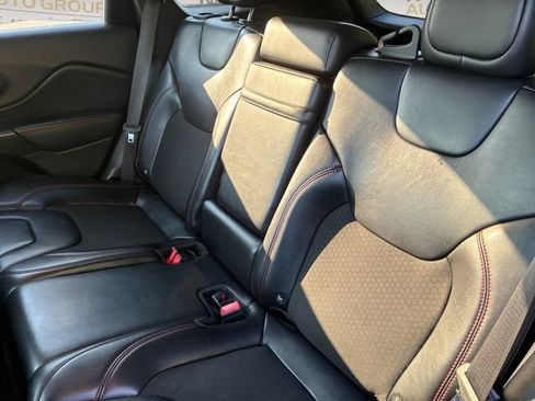 Used 2019 Jeep Cherokee Trailhawk w/ Comfort/Convenience Group AWD/4WD image 13