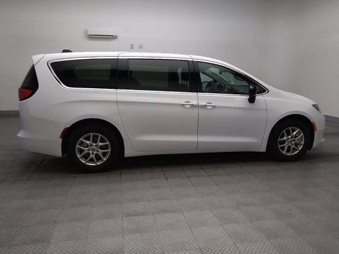 Used 2024 Chrysler Voyager LX FWD image 10