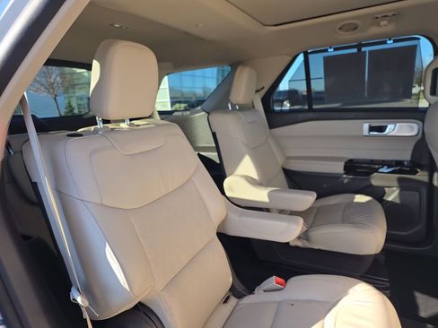 Used 2023 Ford Explorer Platinum w/ Technology Package image 43