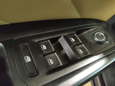 Used 2021 Volkswagen Atlas Cross Sport SE w/ Panoramic Sunroof Package FWD image 27