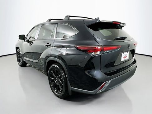 Used 2024 Toyota Highlander LE FWD image 7