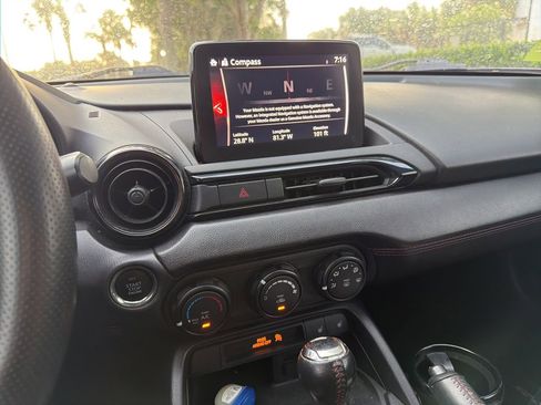 Used 2018 MAZDA MX-5 Miata Club RWD image 9