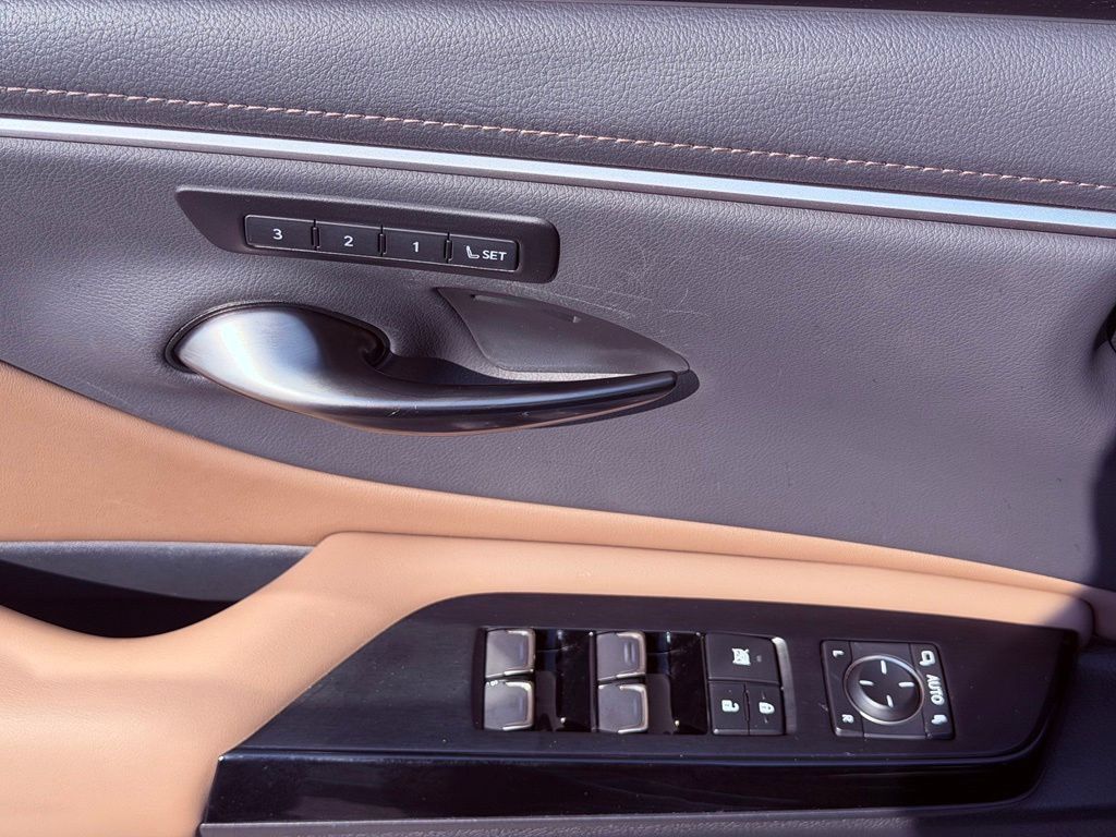 Certified 2025 Lexus ES 300h w/ Premium Package FWD image 17