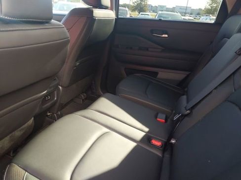 Used 2025 Nissan Pathfinder SL AWD/4WD image 26