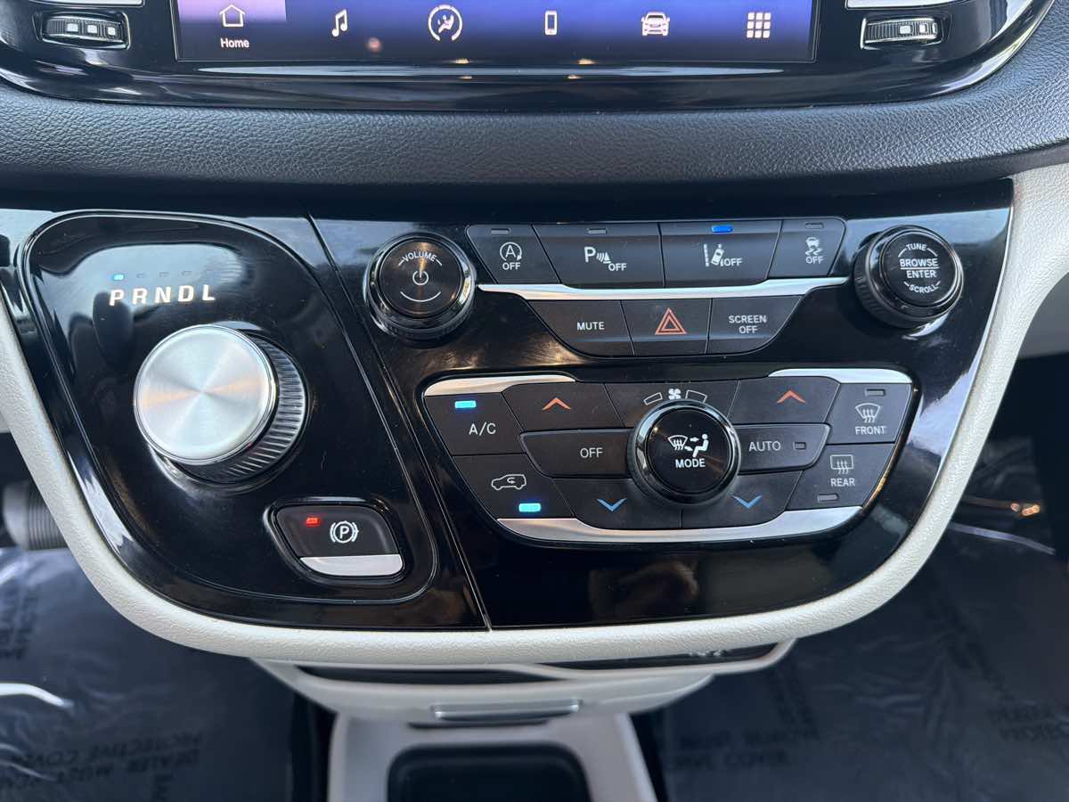 Used 2021 Chrysler Pacifica Touring-L FWD image 42