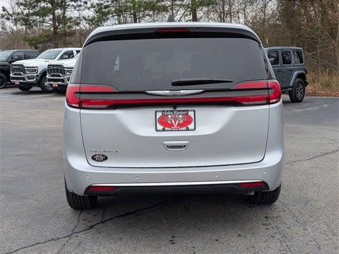 New 2026 Chrysler Pacifica Select image 6