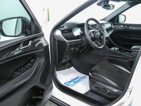 Used 2023 Jeep Grand Cherokee Altitude AWD/4WD image 3