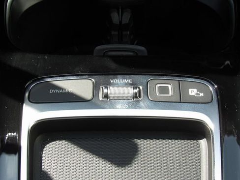 Used 2025 Mercedes-Benz GLB 250 4MATIC image 33