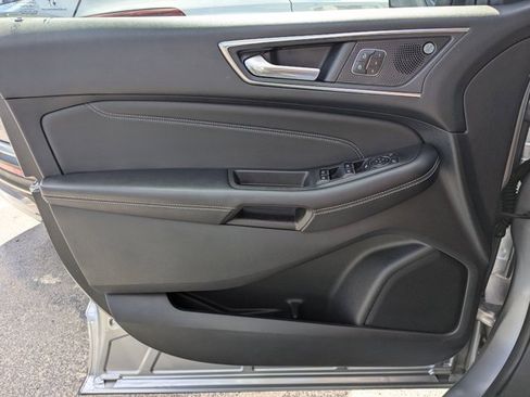 Used 2022 Ford Edge Titanium image 2