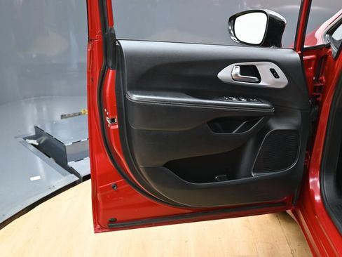 Used 2025 Chrysler Pacifica Limited FWD image 39