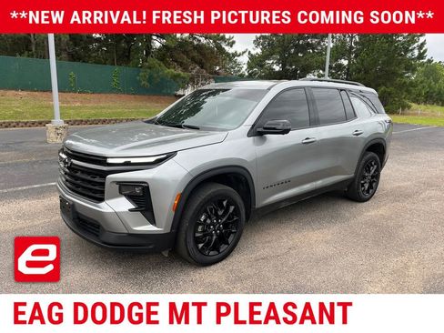 Used 2024 Chevrolet Traverse LT w/ Midnight/Sport Edition FWD image 2