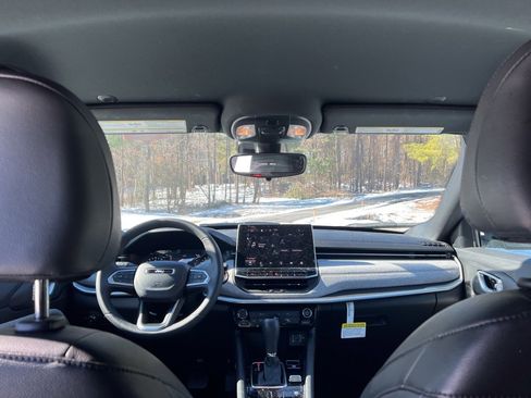 Certified 2024 Jeep Compass Latitude image 9