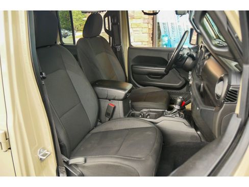 Used 2022 Jeep Gladiator Sport image 14