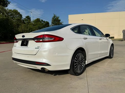 Used 2017 Ford Fusion SE w/ Fusion SE Technology Package FWD image 5