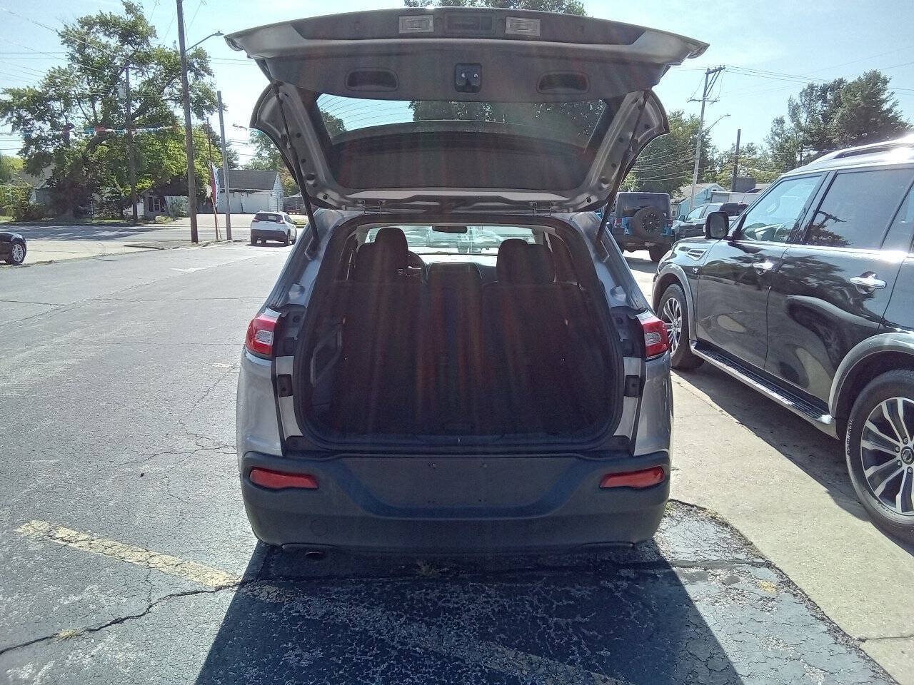 Used 2014 Jeep Cherokee Latitude w/ Cold Weather Group AWD/4WD image 11