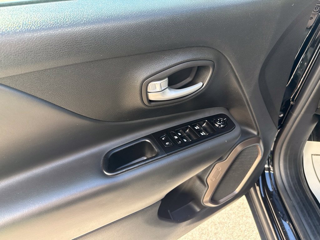 Used 2023 Jeep Renegade Latitude AWD/4WD image 20
