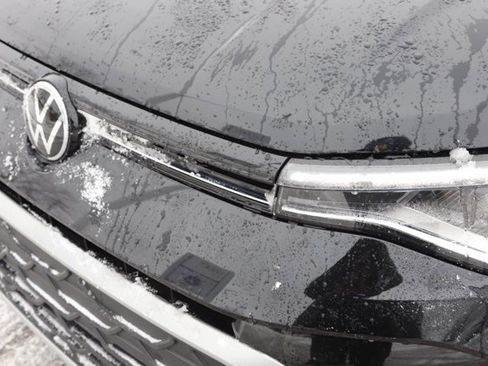 Used 2025 Volkswagen Taos SE w/ Panoramic Sunroof Package image 8