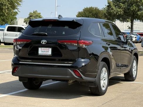 Used 2023 Toyota Highlander LE AWD/4WD image 4