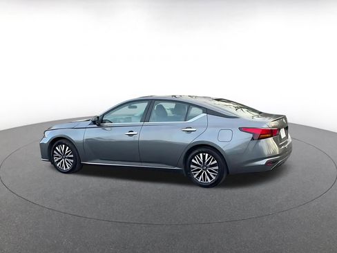 Used 2025 Nissan Altima 2.5 SV image 14
