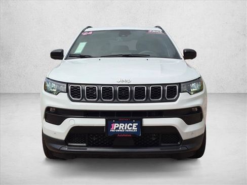 Used 2024 Jeep Compass Latitude AWD/4WD image 2