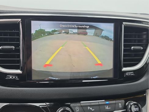 Used 2023 Chrysler Pacifica Touring-L FWD image 16