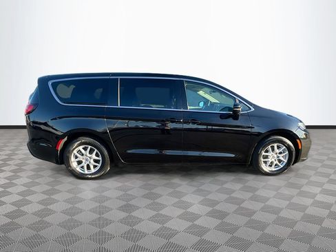 Used 2024 Chrysler Pacifica Touring-L FWD image 7