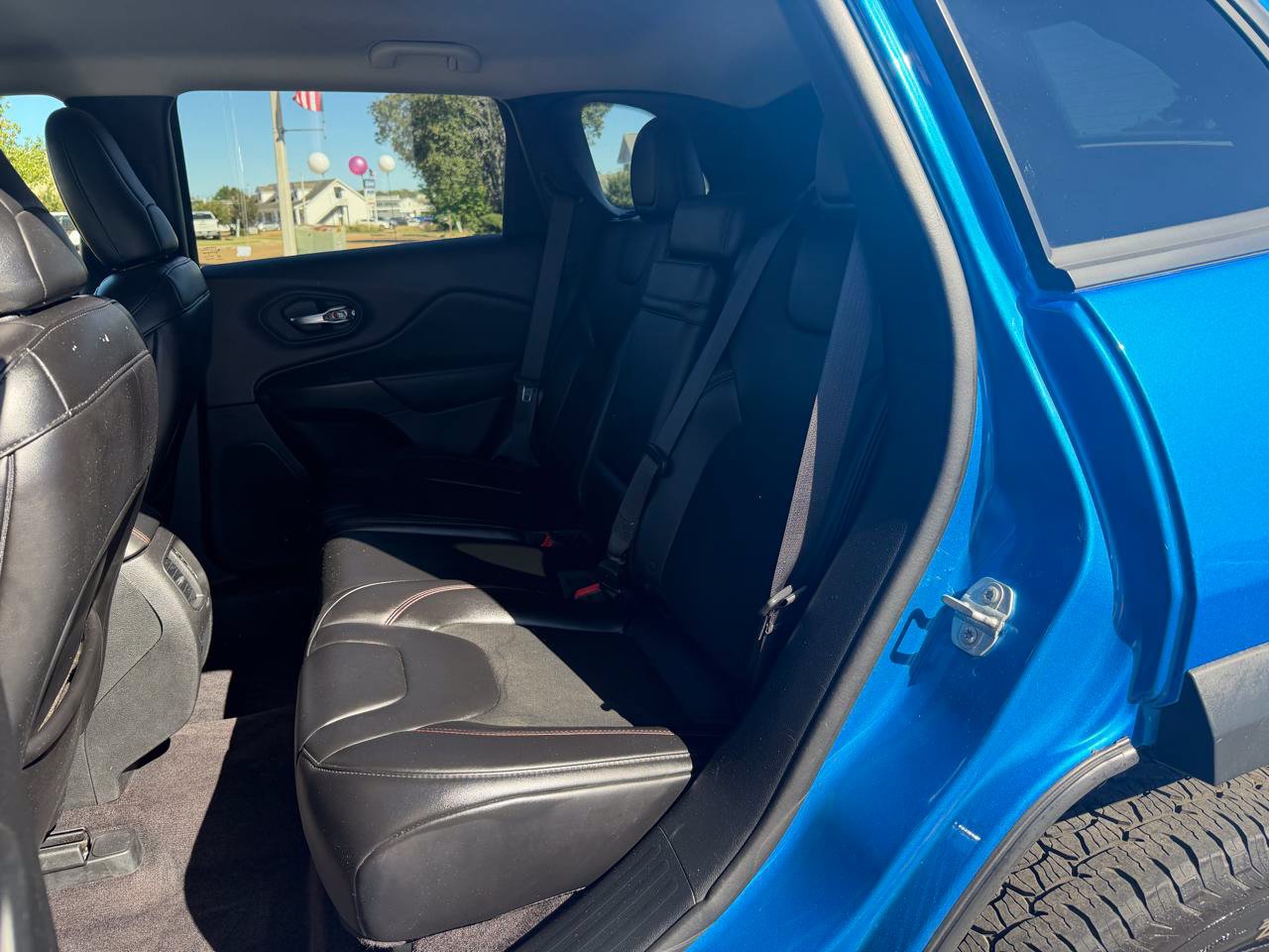 Used 2019 Jeep Cherokee Trailhawk w/ Cold Weather Group AWD/4WD image 10
