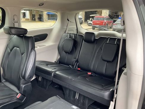 Used 2023 Chrysler Pacifica Touring-L FWD image 10
