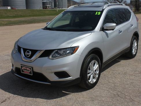 Used 2015 Nissan Rogue SV w/ SV Premium Package image 2