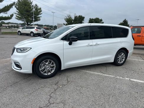New 2026 Chrysler Pacifica Select image 16