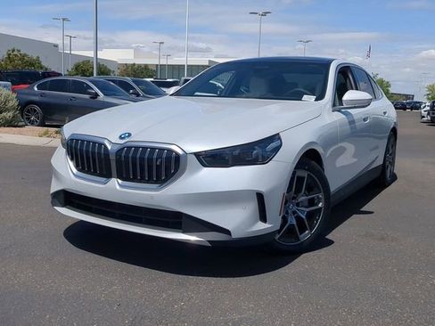 Used 2025 BMW i5 eDrive40i w/ Executive Package RWD image 3