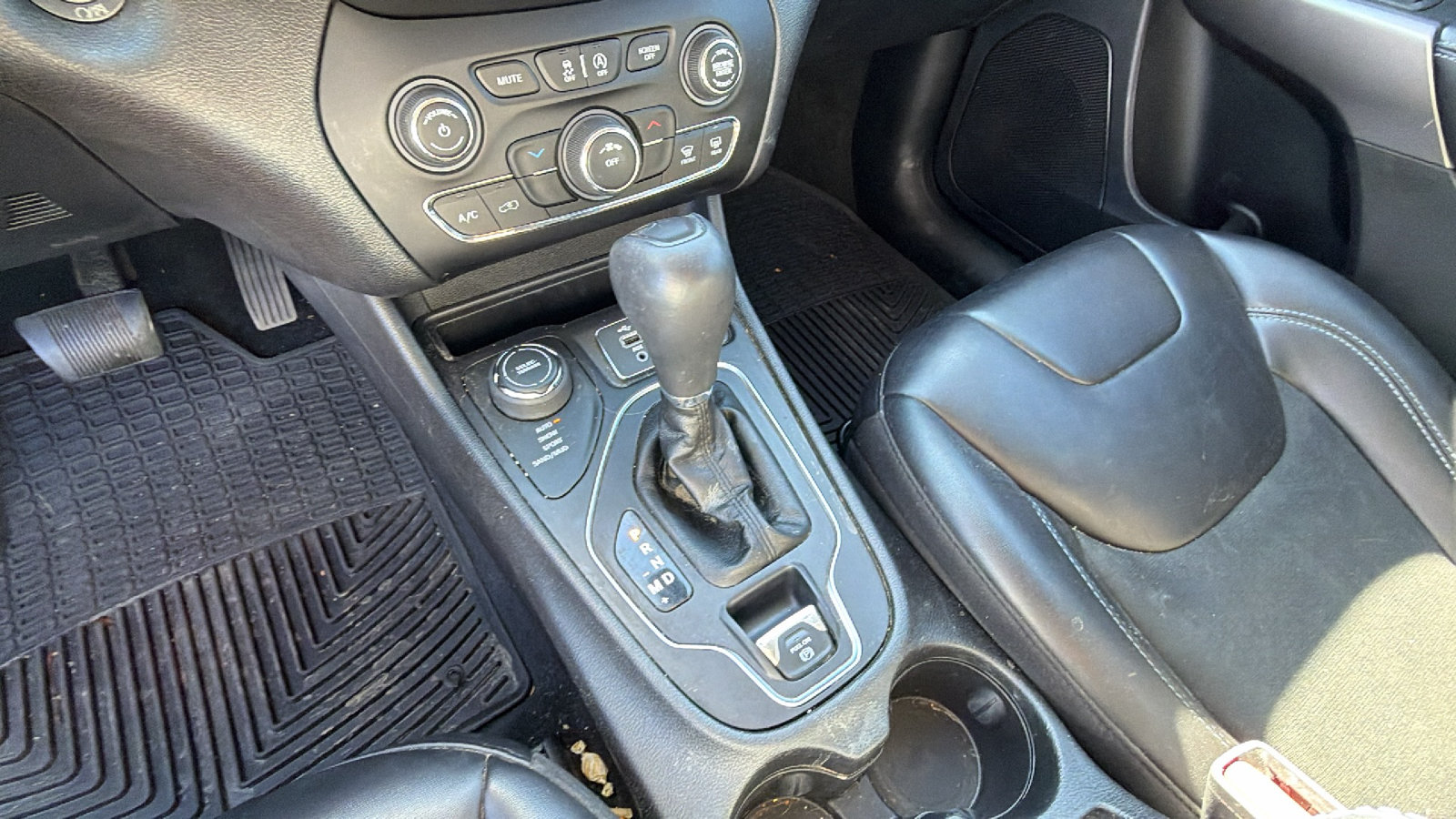 Used 2019 Jeep Cherokee Latitude Plus AWD/4WD image 29