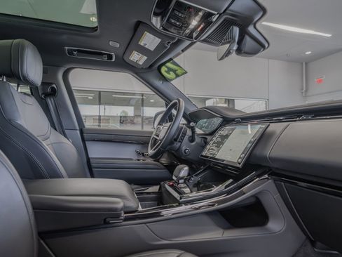 Used 2025 Land Rover Range Rover Sport SE AWD/4WD image 17