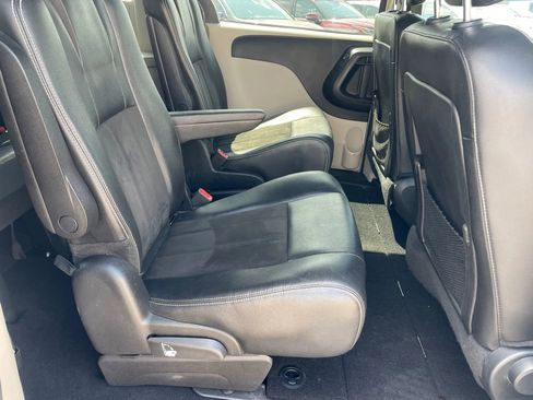 Used 2019 Dodge Grand Caravan SXT image 12
