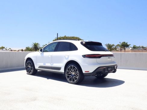 Certified 2026 Porsche Macan AWD/4WD image 3