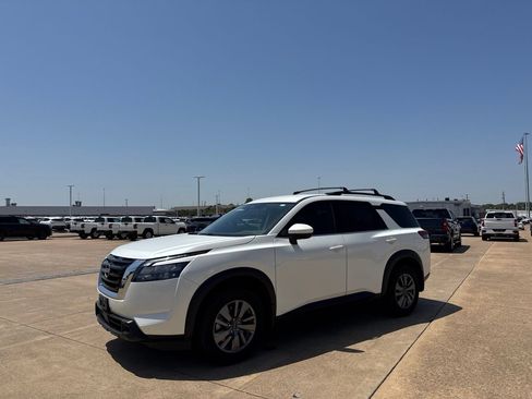 Certified 2024 Nissan Pathfinder SV FWD image 9