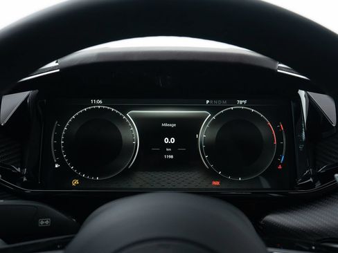 Used 2025 Aston Martin Vanquish RWD image 25