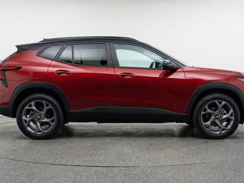Used 2025 Chevrolet Trax LT w/ LT Convenience Package FWD image 11
