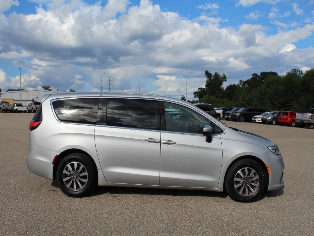 Used 2023 Chrysler Pacifica Touring-L FWD image 6