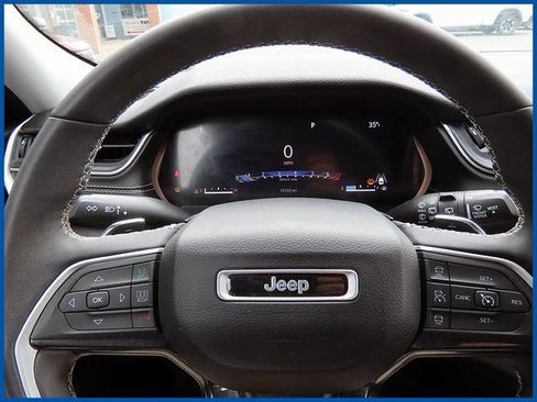 Used 2023 Jeep Grand Cherokee Laredo w/ Luxury Tech Group I AWD/4WD image 15