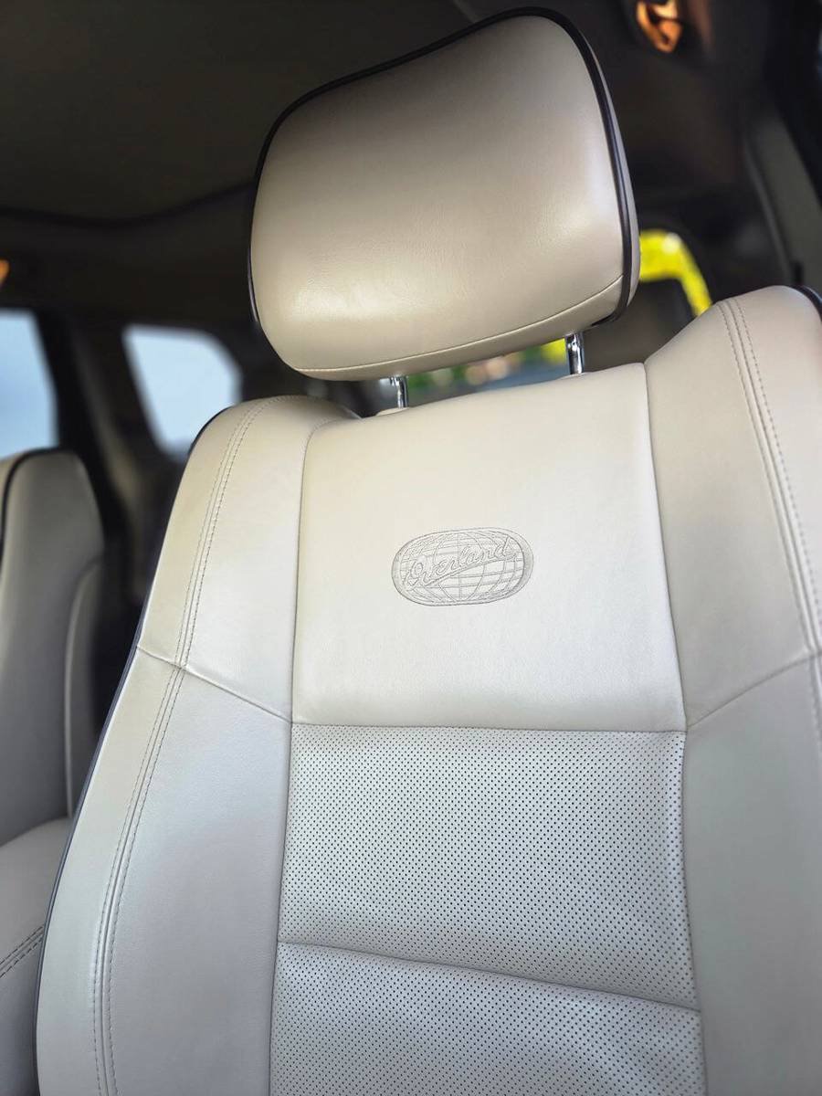 Used 2015 Jeep Grand Cherokee Overland w/ Advanced Technology Group AWD/4WD image 32