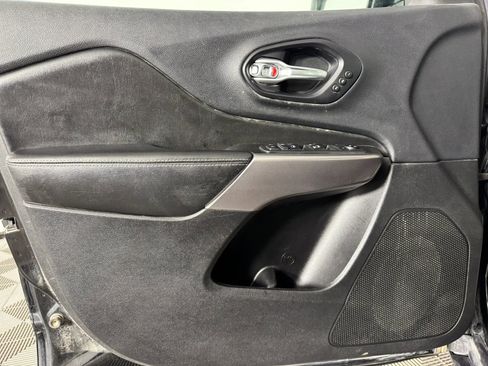 Used 2019 Jeep Cherokee Limited image 39